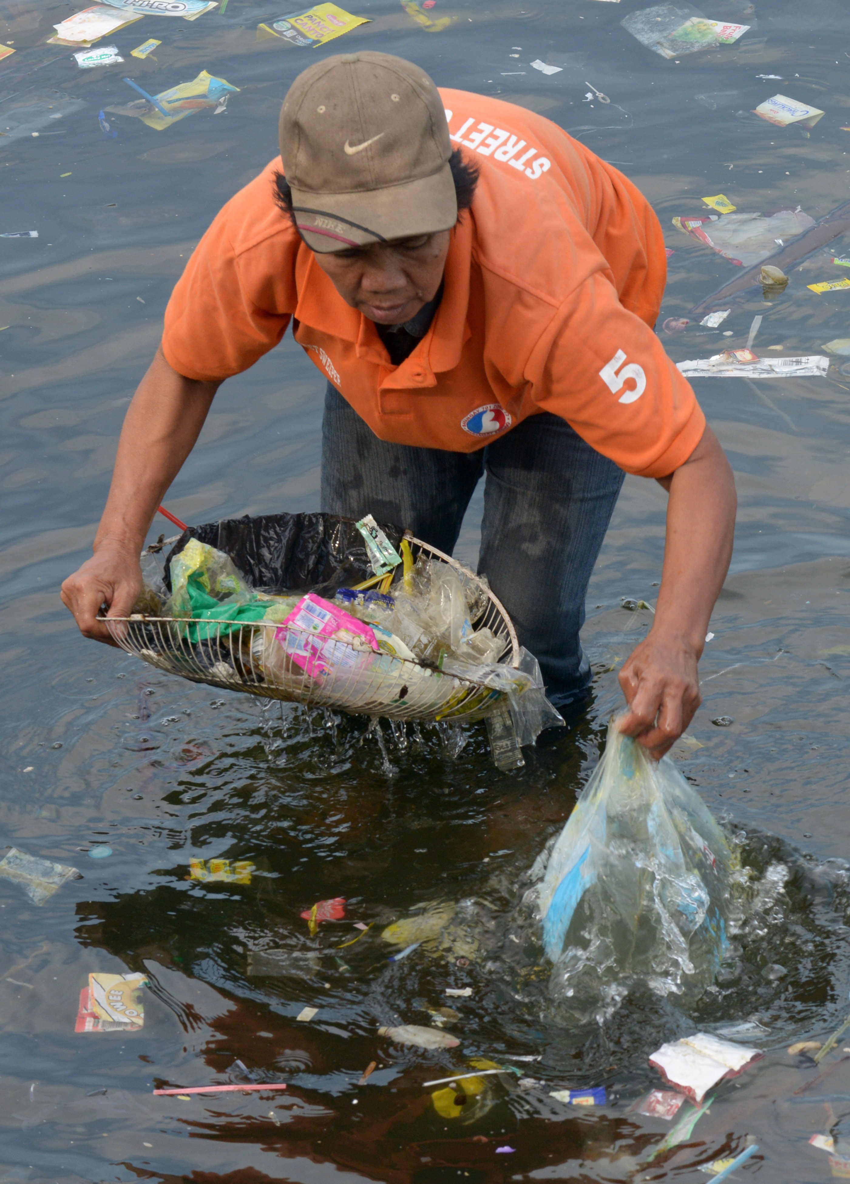 Study: 270,000 tons of plastic in oceans | 13wmaz.com