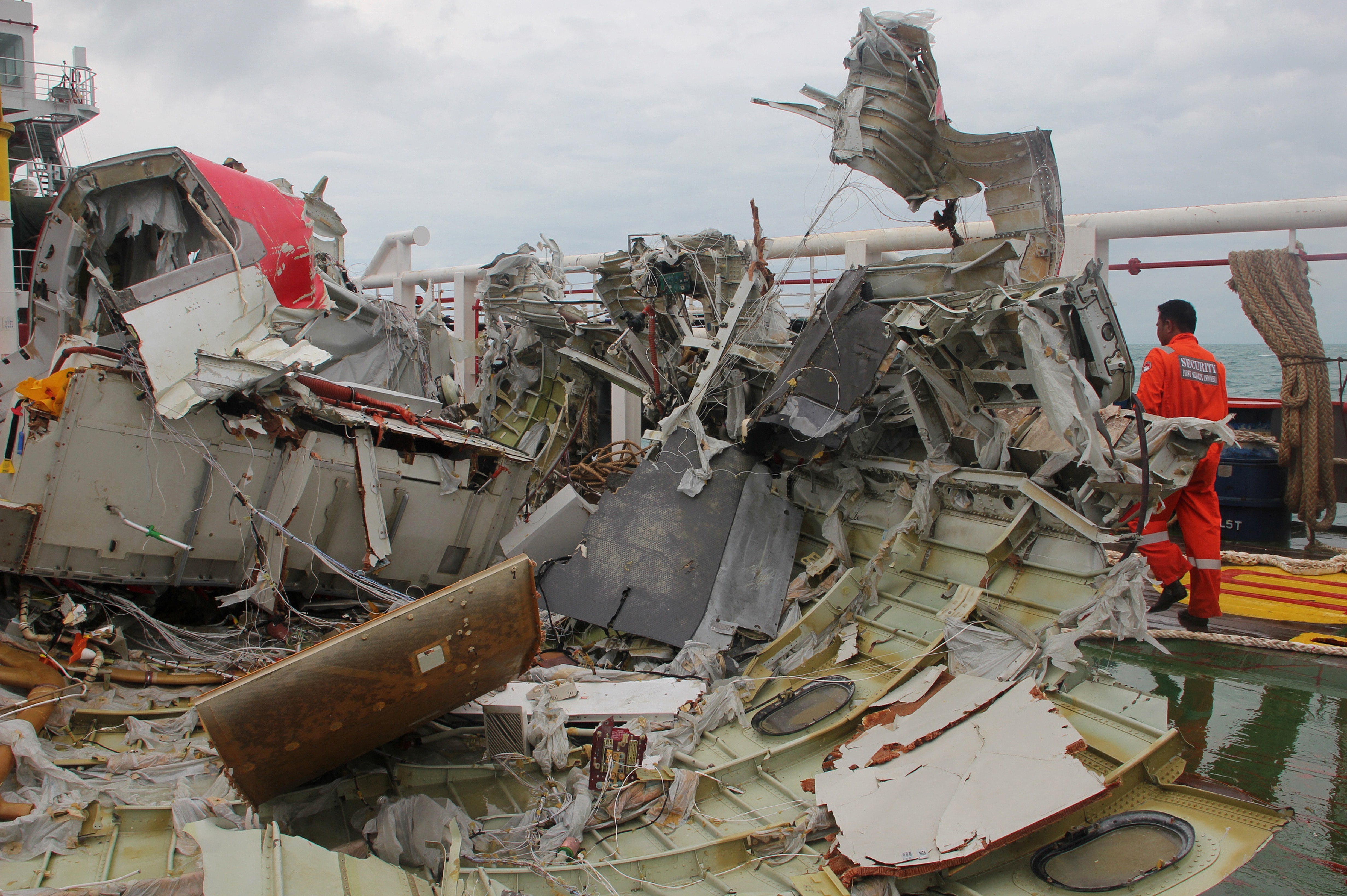 Crashed AirAsia's tail hoisted from sea; no black boxes | 13wmaz.com