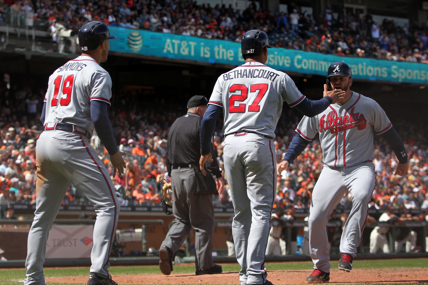 Braves rally to split series with Giants