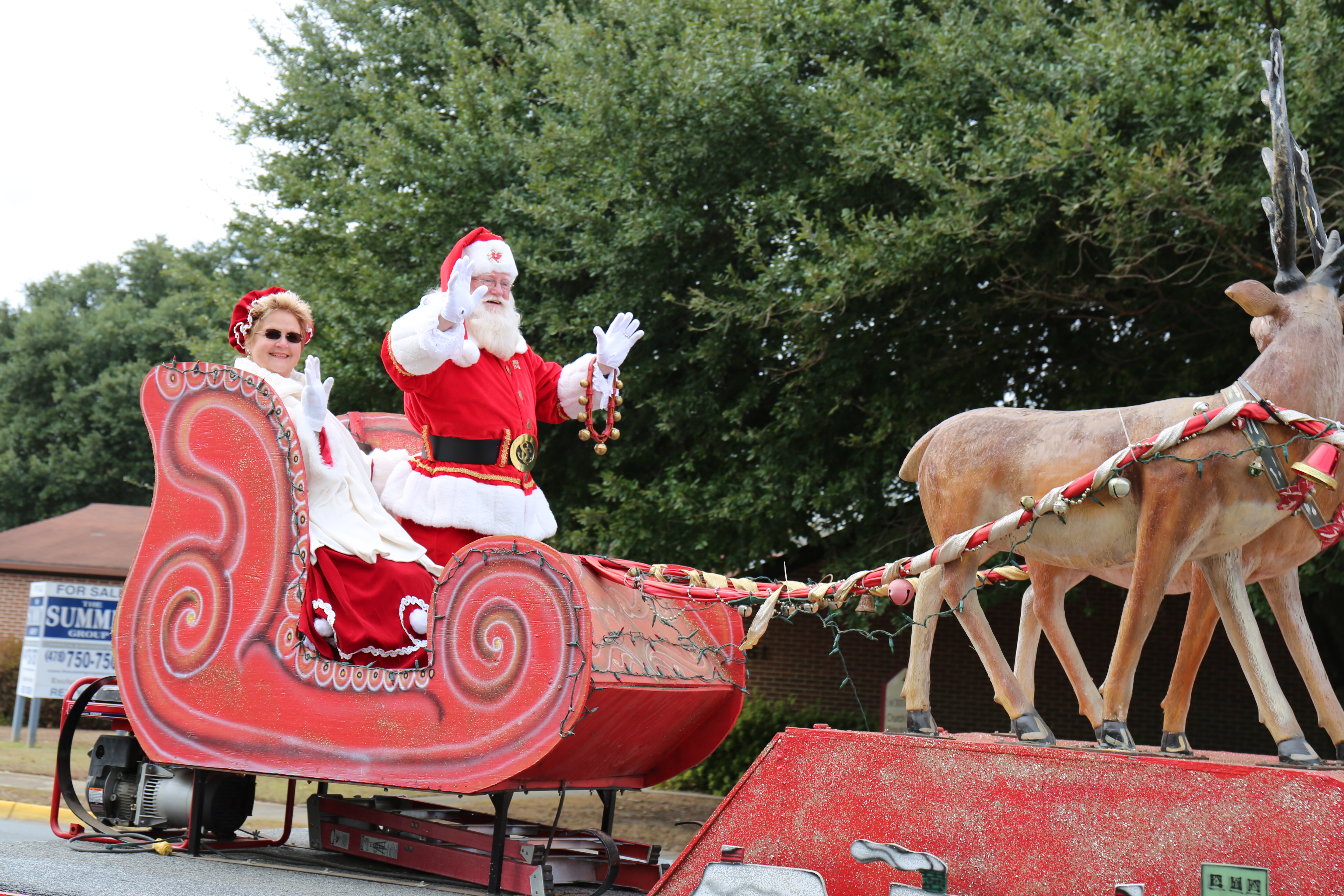 Robins Regional Chamber Christmas Parade 2022 Robins Regional Christmas Parade Brings Holiday Cheer To Families |  13Wmaz.com