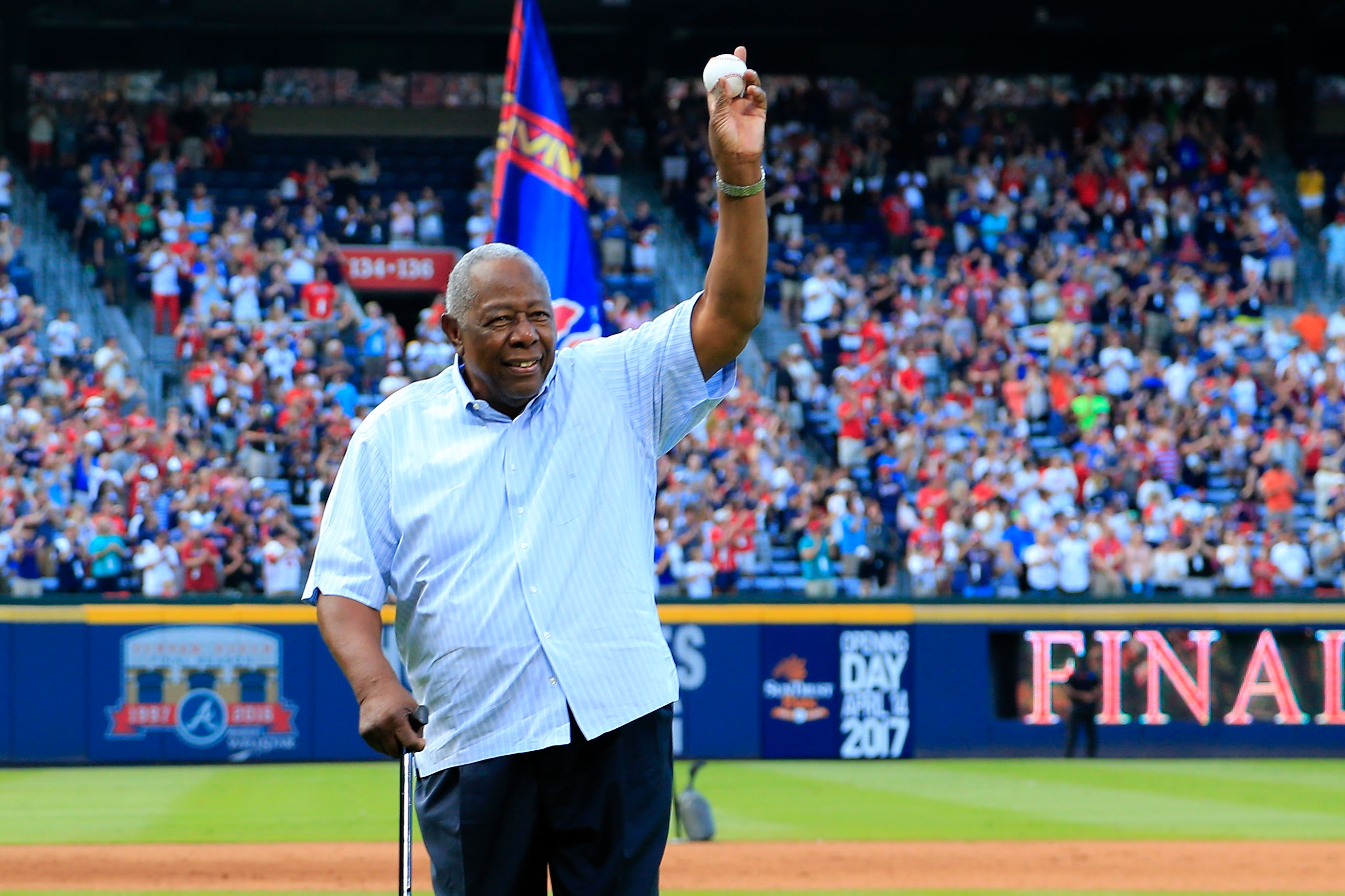 Download Hank Aaron Celebrating 715 Wallpaper