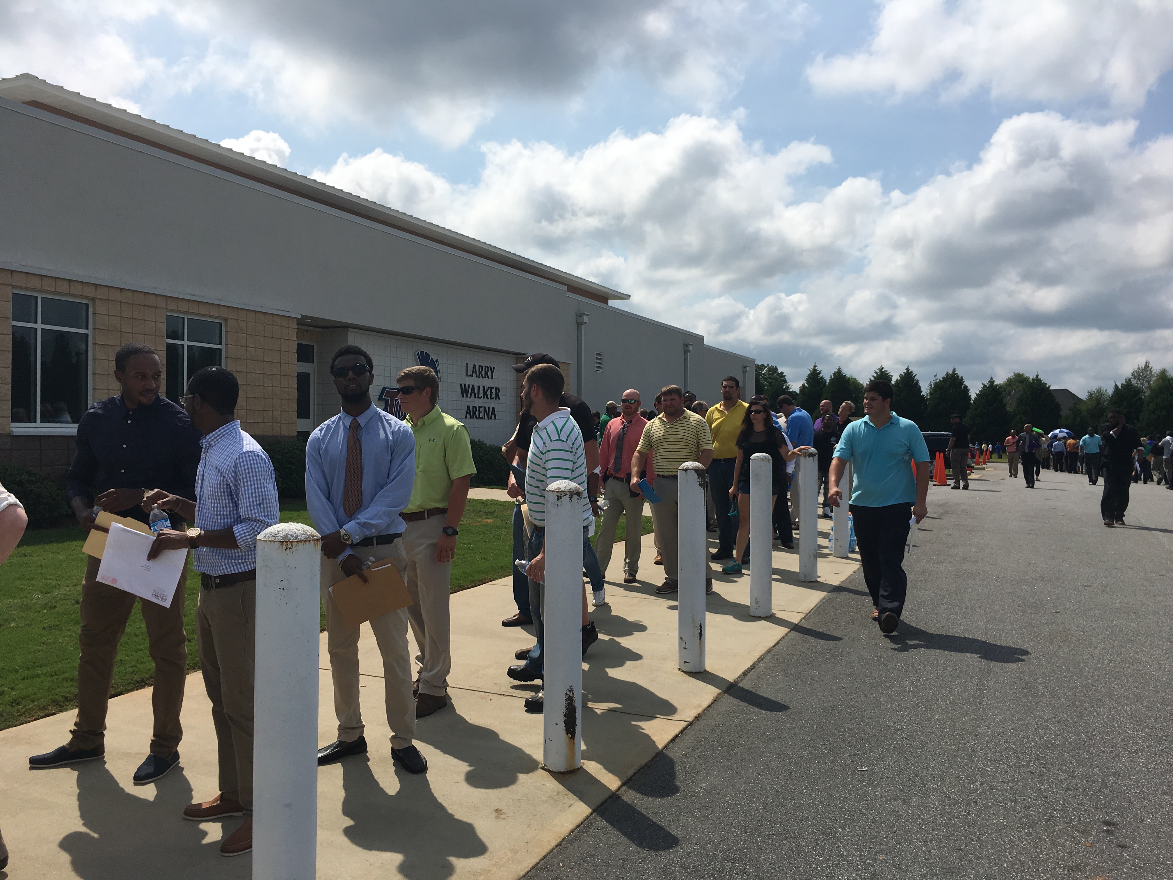 Thousands pack Warner Robins college campus for Robins AFB job fair